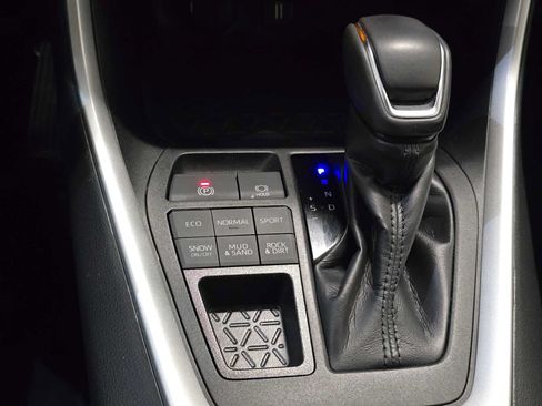 Used 2022 Toyota RAV4 XLE Premium AWD/4WD image 16