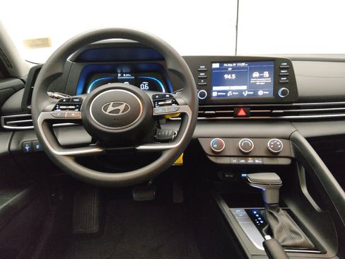 Used 2025 Hyundai Elantra SE FWD image 22