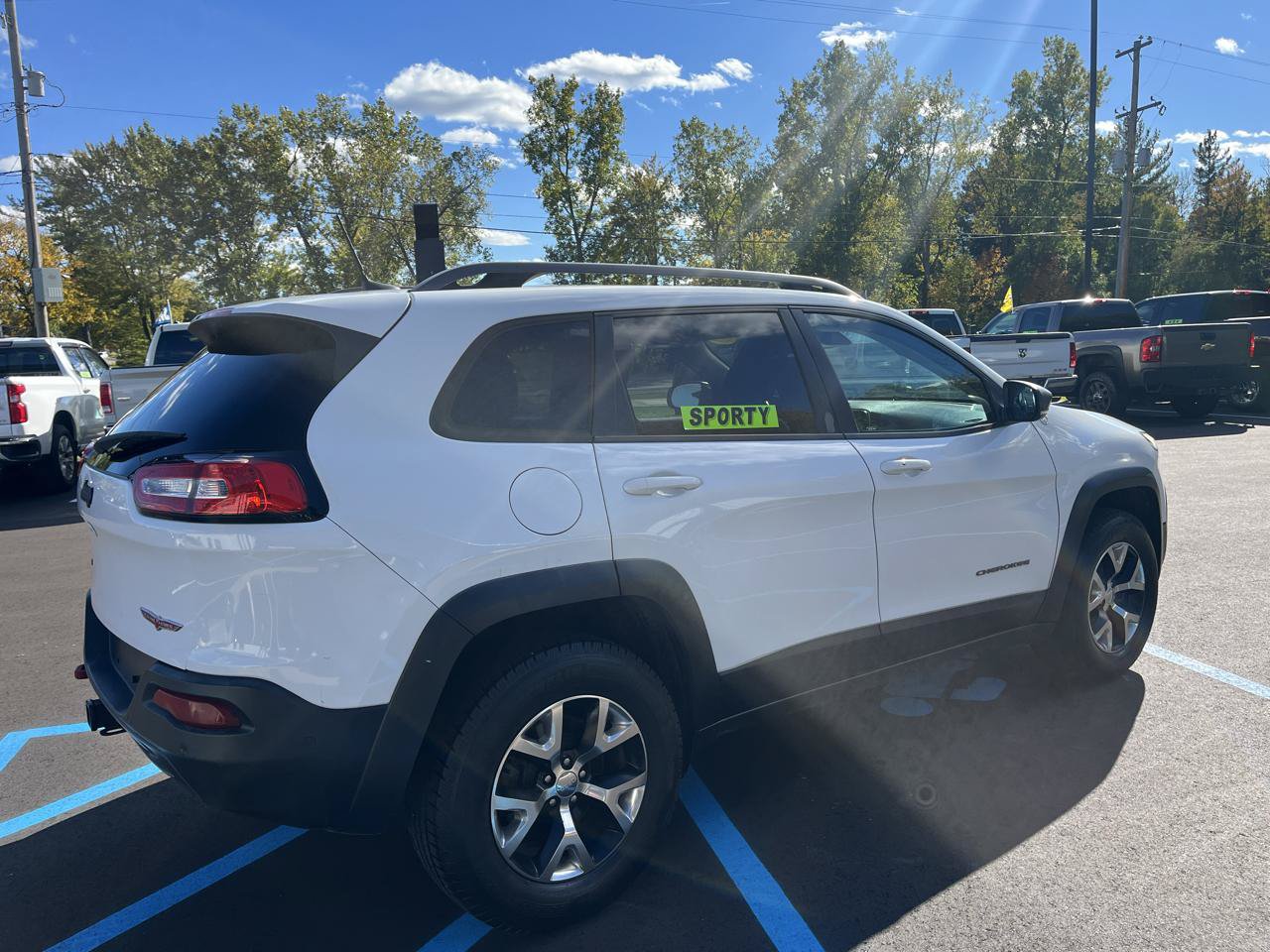 Used 2016 Jeep Cherokee Trailhawk w/ Comfort/Convenience Group AWD/4WD image 5