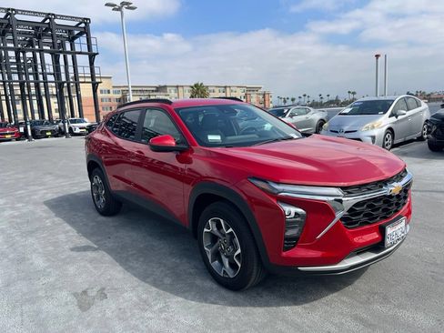 Used 2026 Chevrolet Trax LT FWD image 3