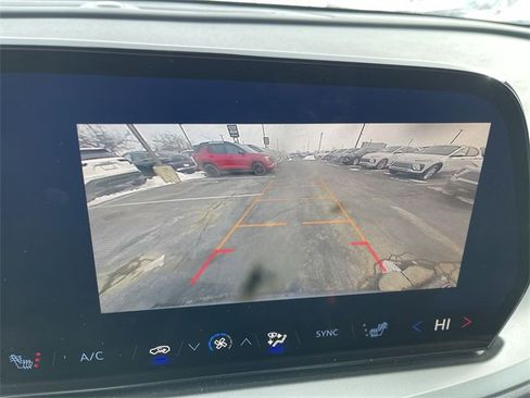 Used 2025 Chevrolet Traverse LT image 17