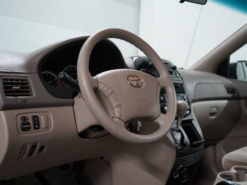 Used 2004 Toyota Sienna LE w/ LE Pkg 1 FWD image 12