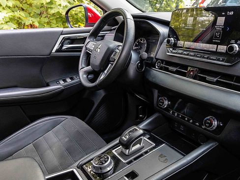 Used 2024 Mitsubishi Outlander AWD image 27