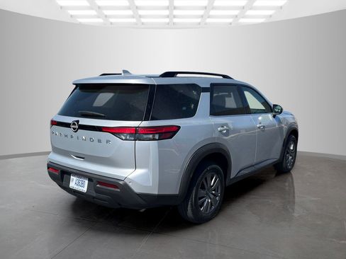 Used 2025 Nissan Pathfinder SV image 4