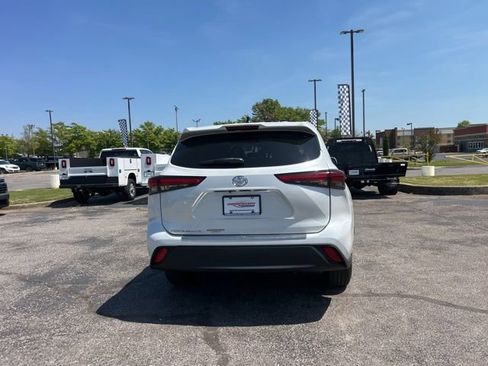 Used 2023 Toyota Highlander L image 4