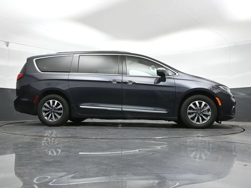 Used 2021 Chrysler Pacifica Limited w/ Premium & Safety Sphere Group FWD image 44