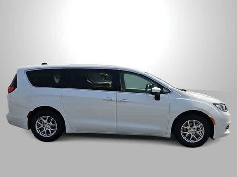 Used 2023 Chrysler Voyager LX image 9