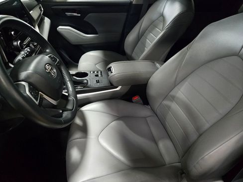 Used 2023 Toyota Highlander XLE image 21