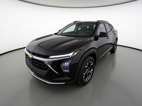 Used 2025 Chevrolet Trax LT image 3