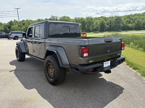 Used 2023 Jeep Gladiator Sport AWD/4WD image 3