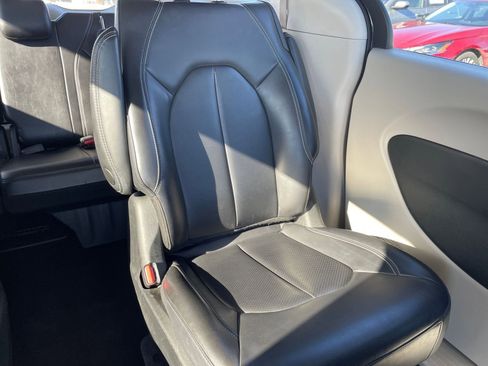 Used 2023 Chrysler Pacifica Touring-L image 39