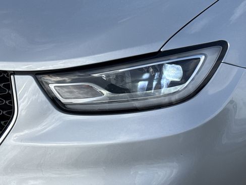 Used 2023 Chrysler Pacifica Limited image 8