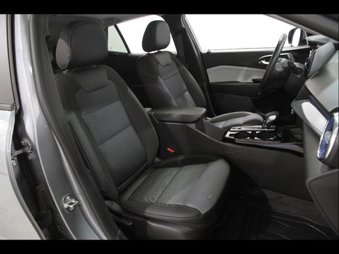 Certified 2025 Chevrolet Trax LT w/ Sunroof Package FWD image 16