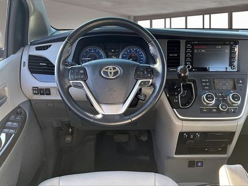 Used 2020 Toyota Sienna XLE Premium image 5