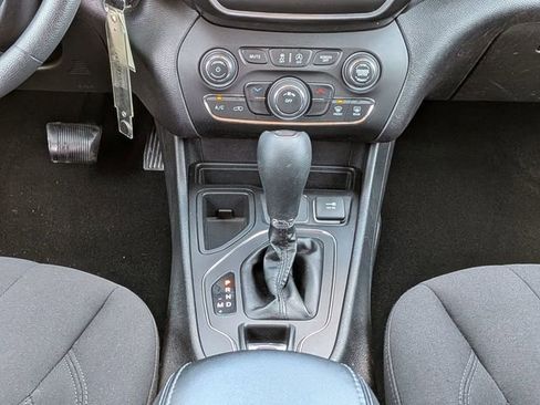 Used 2020 Jeep Cherokee Latitude FWD image 18