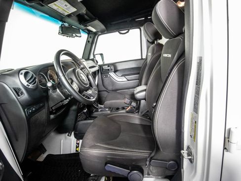 Used 2015 Jeep Wrangler Unlimited Rubicon AWD/4WD image 16