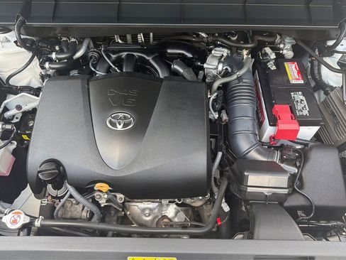 Used 2021 Toyota Highlander L FWD image 23