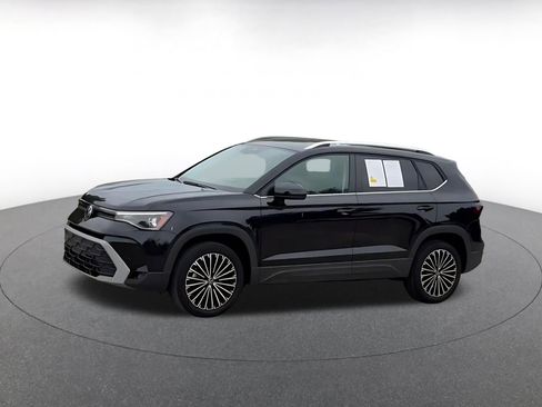 Used 2025 Volkswagen Taos SE FWD image 8