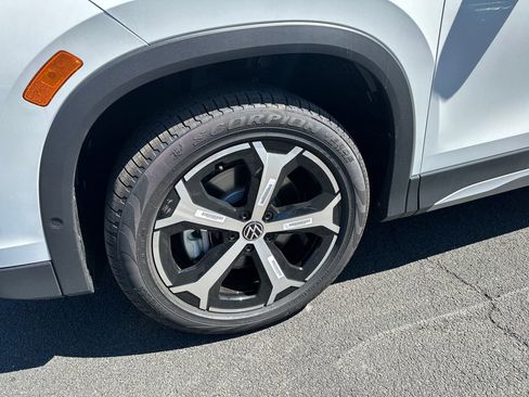 New 2026 Volkswagen Tiguan SE image 2