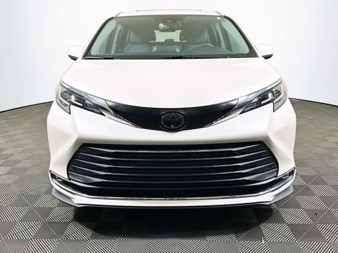 Used 2021 Toyota Sienna XLE image 3