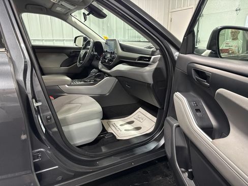 Used 2020 Toyota Highlander L AWD/4WD image 10
