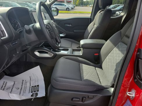 Used 2025 Nissan Frontier SV image 13