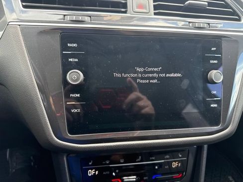 Used 2023 Volkswagen Tiguan SE w/ Panoramic Sunroof Package FWD image 21