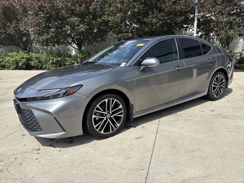 Used 2025 Toyota Camry XLE FWD image 3