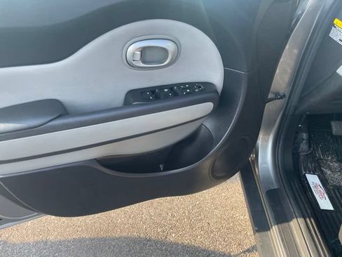 Used 2015 Kia Soul FWD image 29