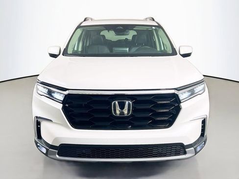 Used 2025 Honda Pilot Touring image 3