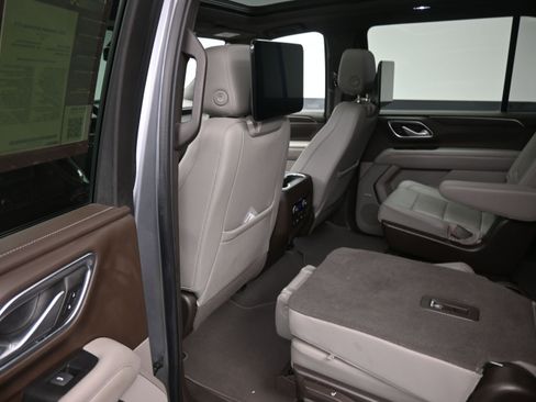 Used 2022 Chevrolet Suburban Z71 w/ Luxury Package AWD/4WD image 18