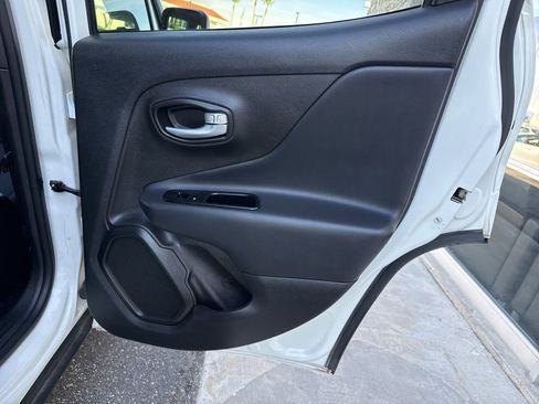 Used 2023 Jeep Renegade Latitude AWD/4WD image 29