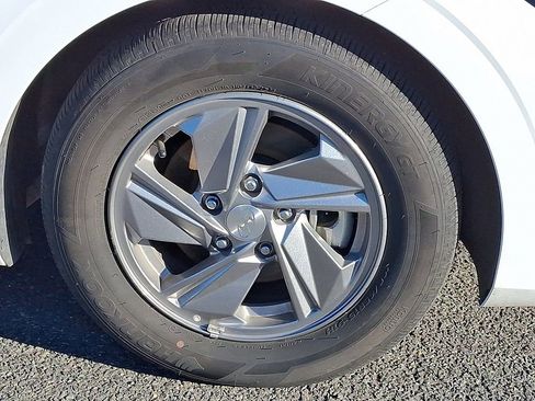 Used 2025 Hyundai Elantra SE image 9