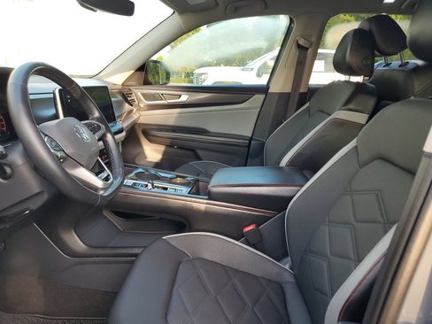 Used 2024 Volkswagen Atlas Peak Edition SE AWD/4WD image 20