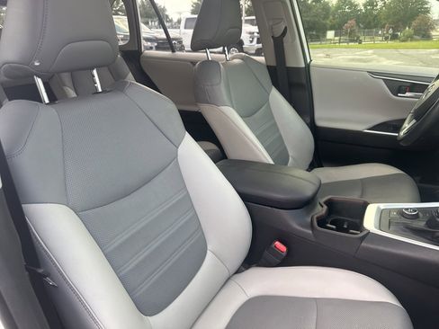 Used 2022 Toyota RAV4 Limited image 10