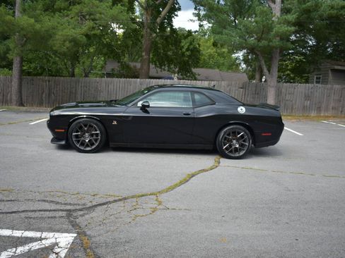 Used 2016 Dodge Challenger R/T Scat Pack w/ Leather Interior Group RWD image 3