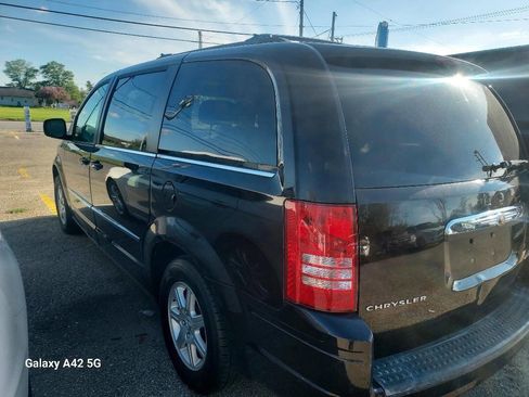 Used 2010 Chrysler Town & Country Touring FWD image 3