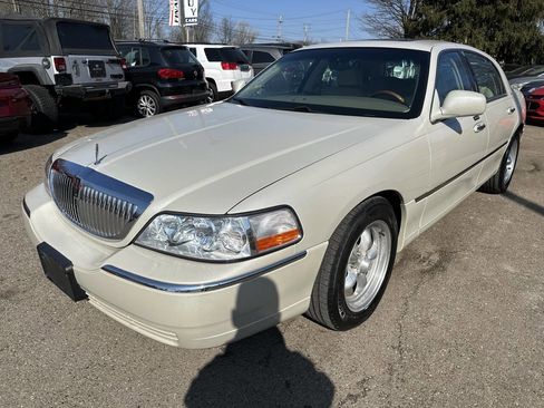Used 2004 Lincoln Town Car Ultimate image 2