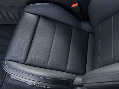 Certified 2025 Porsche Macan 4S Electric AWD/4WD image 28