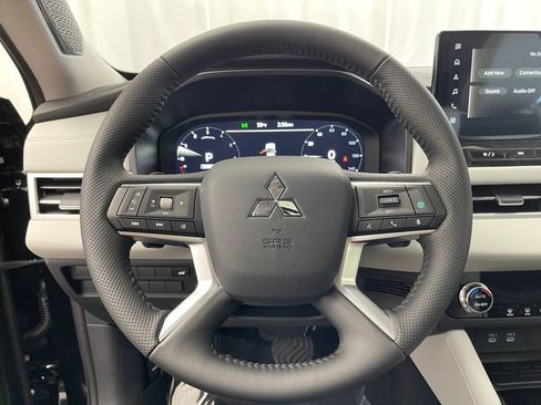 New 2025 Mitsubishi Outlander SE image 6