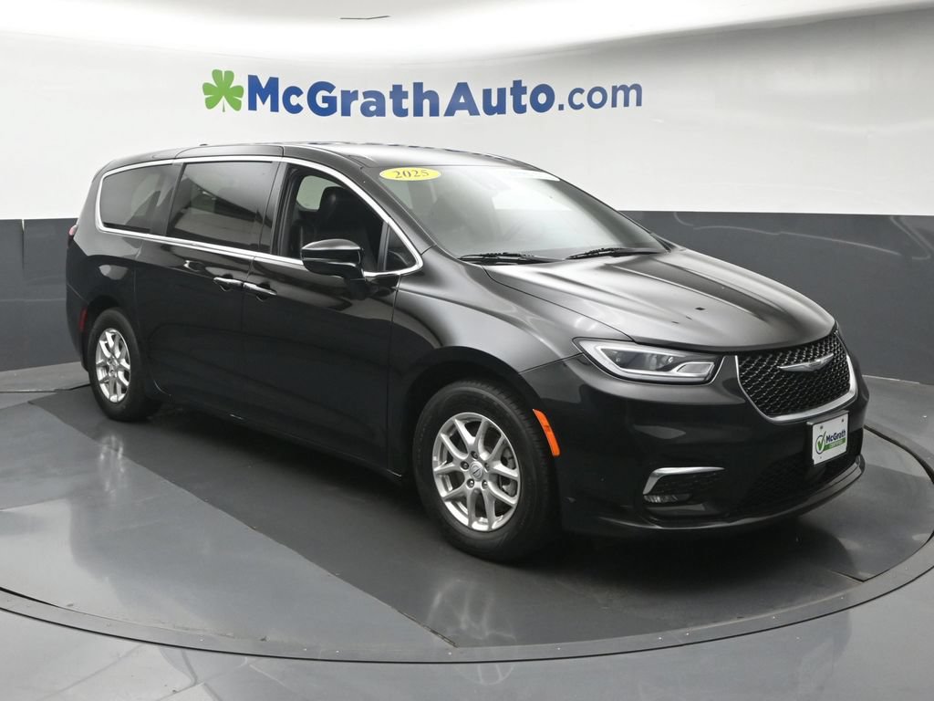 Used 2025 Chrysler Pacifica Select FWD image 2
