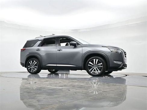 Used 2024 Nissan Pathfinder Platinum image 29
