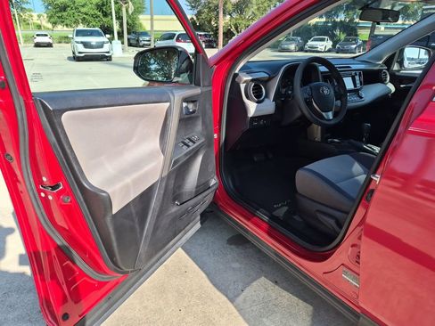 Used 2015 Toyota RAV4 XLE FWD image 8
