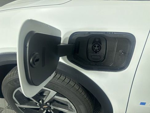 New 2026 Chevrolet Equinox EV LT AWD/4WD image 9