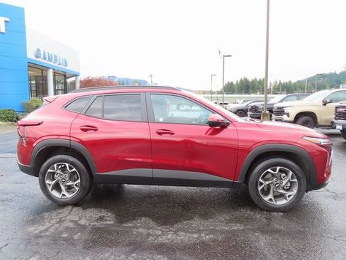 Used 2025 Chevrolet Trax LT w/ Driver Confidence Package FWD image 8