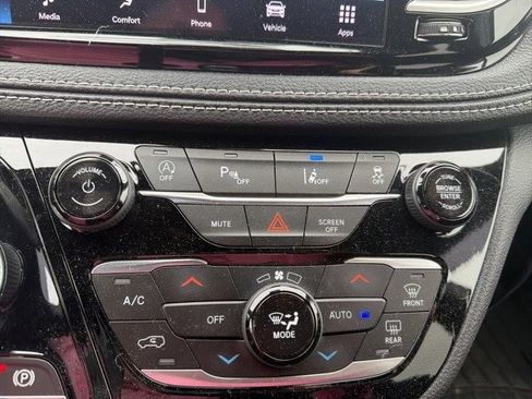 Used 2021 Chrysler Pacifica Touring w/ Uconnect Theater Family Group image 14