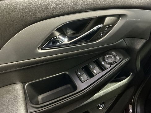 Used 2023 Chevrolet Traverse LT FWD image 16