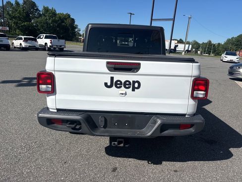 Used 2022 Jeep Gladiator Sport AWD/4WD image 6
