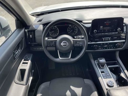 Used 2025 Nissan Pathfinder SV image 15