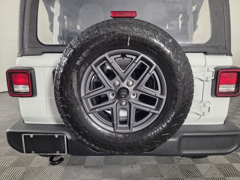 Used 2018 Jeep Wrangler Sport AWD/4WD image 25